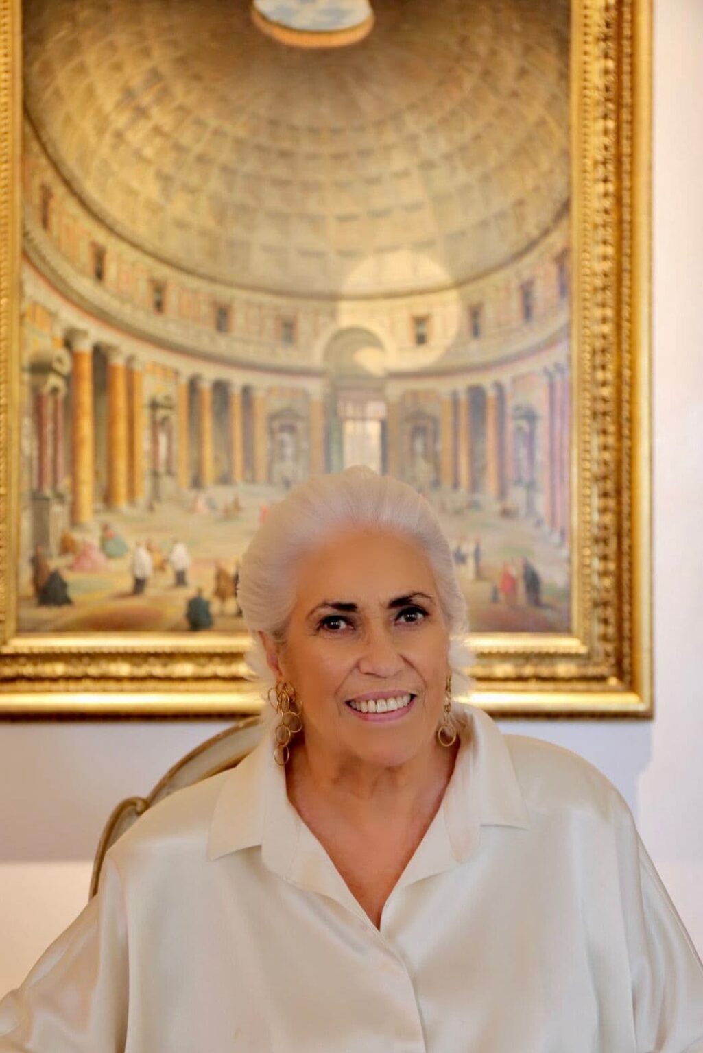 Giovanna Zanuso con il dipinto "Interno del Pantheon" donato al museo